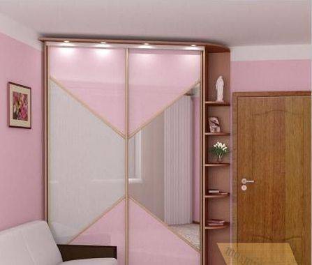 Шкаф-купе в спальню розового цвета