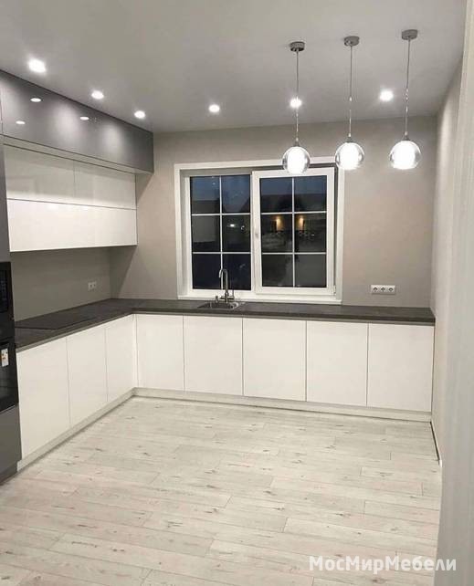 Белая кухня с серыми вставками