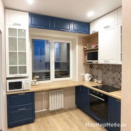 Синяя кухня с окном