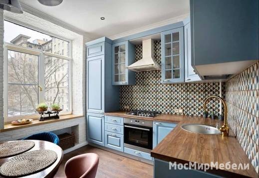 Угловая кухня синего цвета