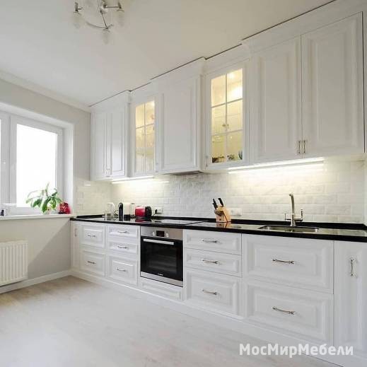 Прямая кухня белого цвета в классическом стиле